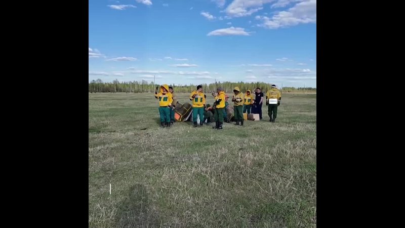 В борьбе со стихией посильную помощь оказывают волонтеры из числа местного населения